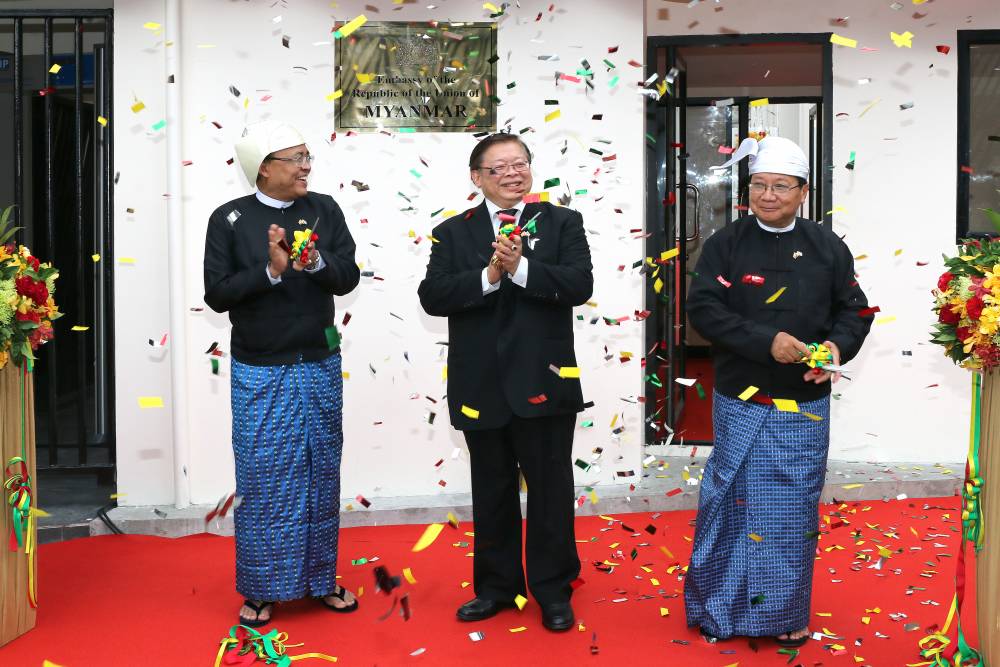 泰王国外交部副部长 Virasakdi Futrakul 先生和缅甸联邦共和国外交国务部长 U Kyaw Tin 荣幸地参加了缅甸联邦驻泰国大使馆的隆重开幕式。